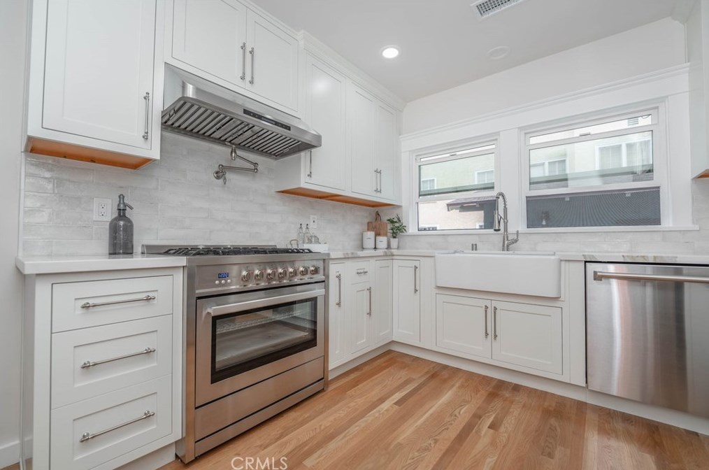 2104 7th Ave, Los Angeles CA  90018-1143 exterior