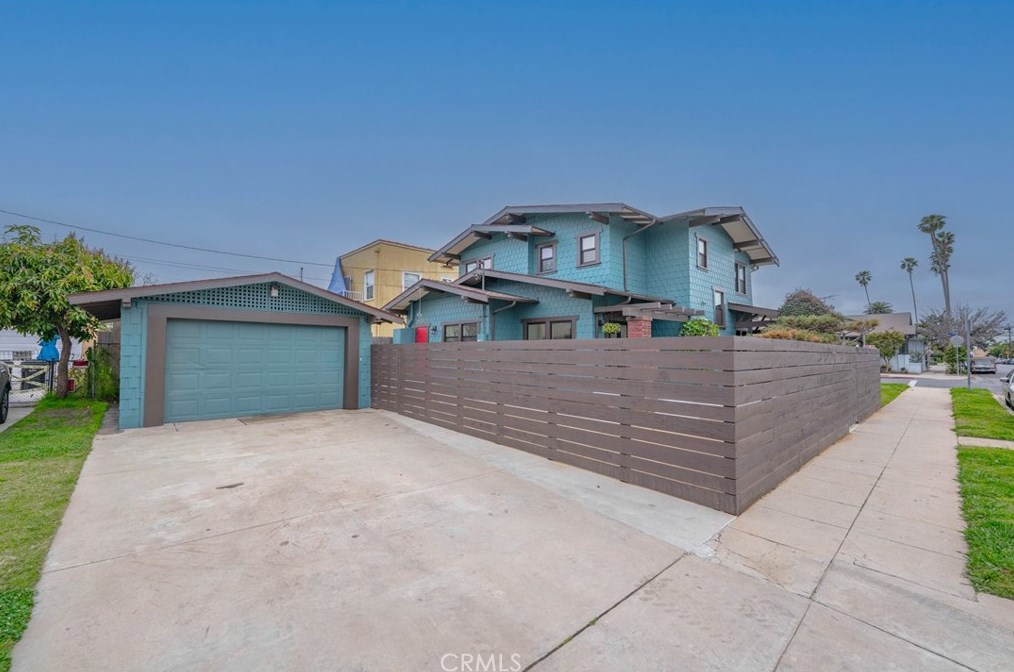 2104 7th Ave, Los Angeles CA  90018-1143 exterior