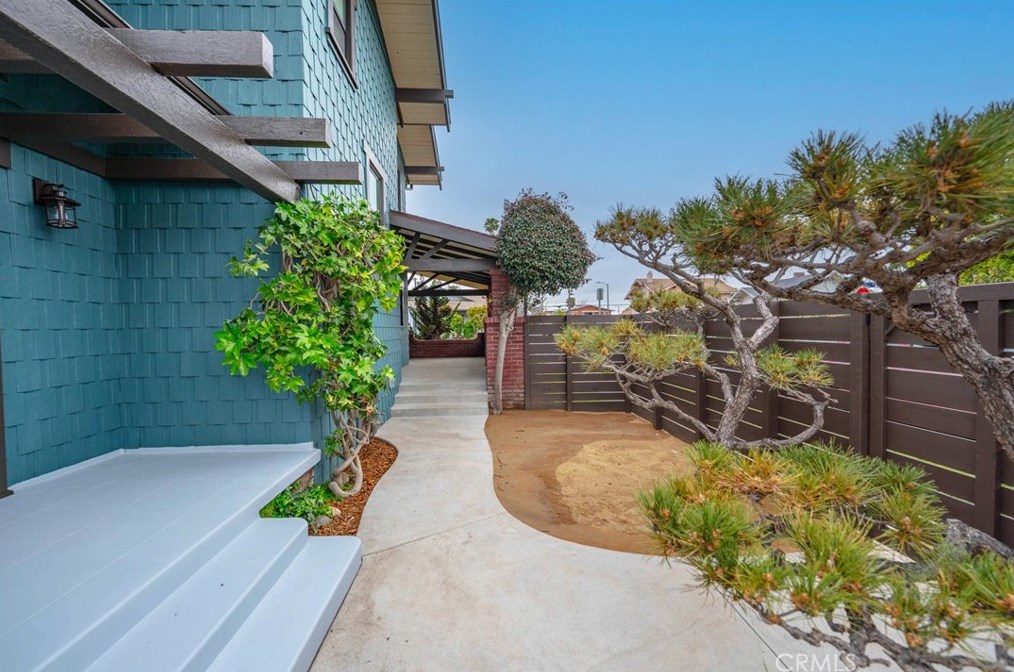 2104 7th Ave, Los Angeles CA  90018-1143 exterior