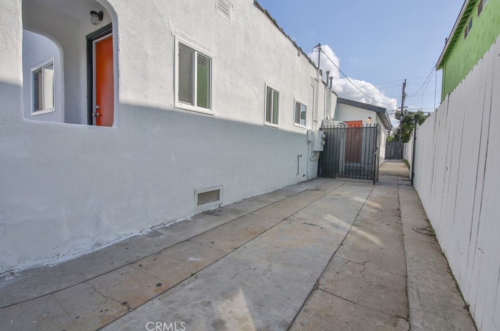 1124 84 Pl, Los Angeles CA  90001-3722 exterior