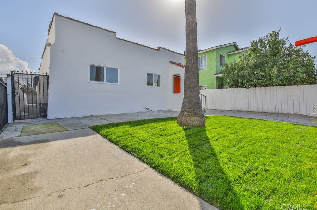 1124 84 Pl, Los Angeles CA  90001-3722 exterior