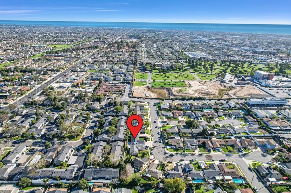 17662 Forest Ln, Huntington Beach CA  92647-7033 exterior