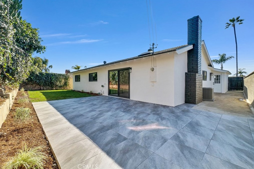 17662 Forest Ln, Huntington Beach CA  92647-7033 exterior
