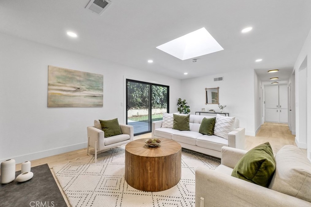 17662 Forest Ln, Huntington Beach CA  92647-7033 exterior