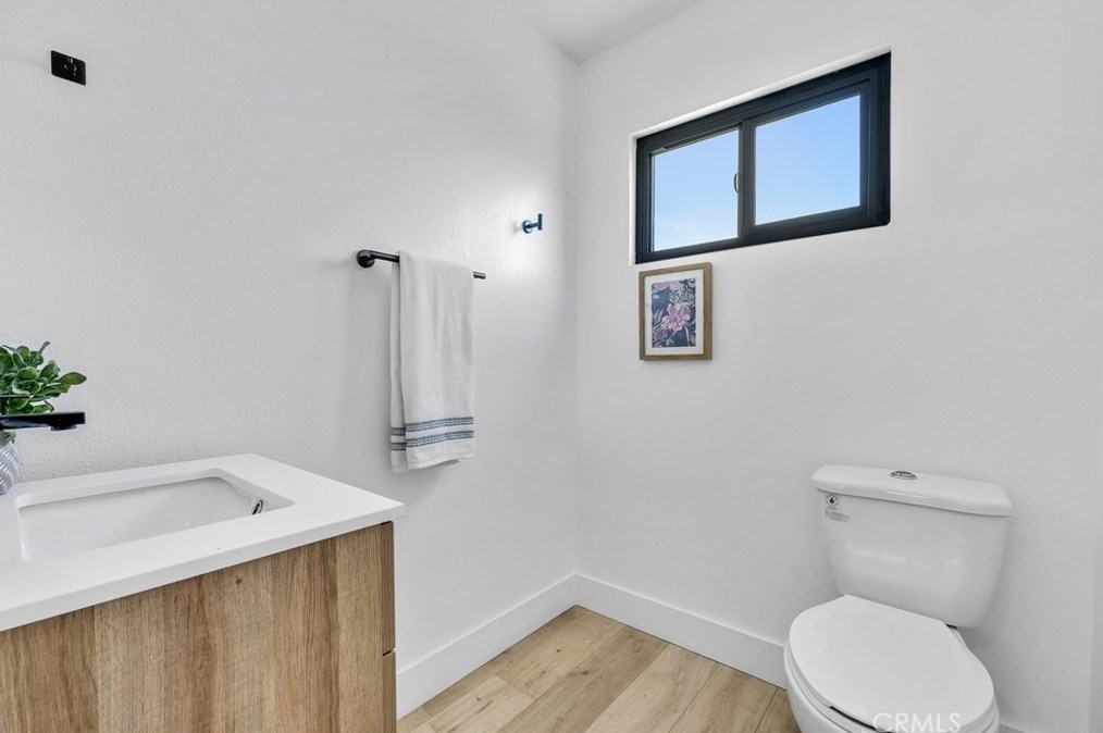 17662 Forest Ln, Huntington Beach CA  92647-7033 exterior