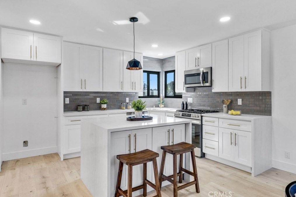 17662 Forest Ln, Huntington Beach CA  92647-7033 exterior