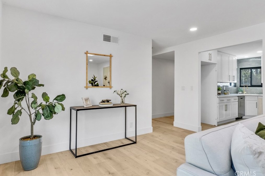17662 Forest Ln, Huntington Beach CA  92647-7033 exterior