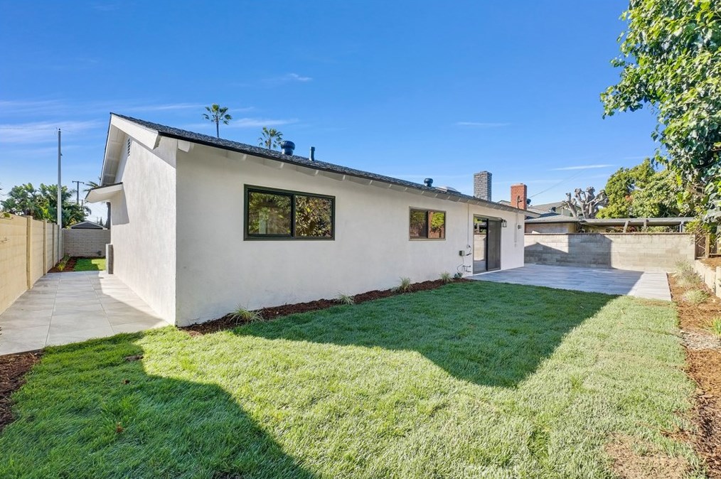 17662 Forest Ln, Huntington Beach CA  92647-7033 exterior