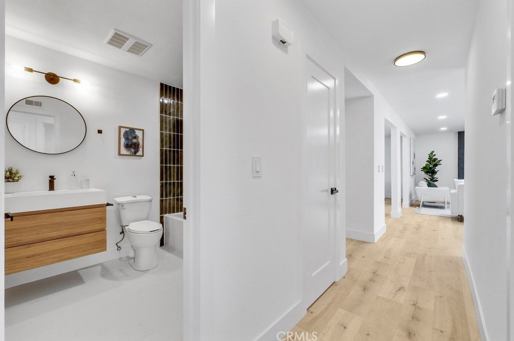 17662 Forest Ln, Huntington Beach CA  92647-7033 exterior