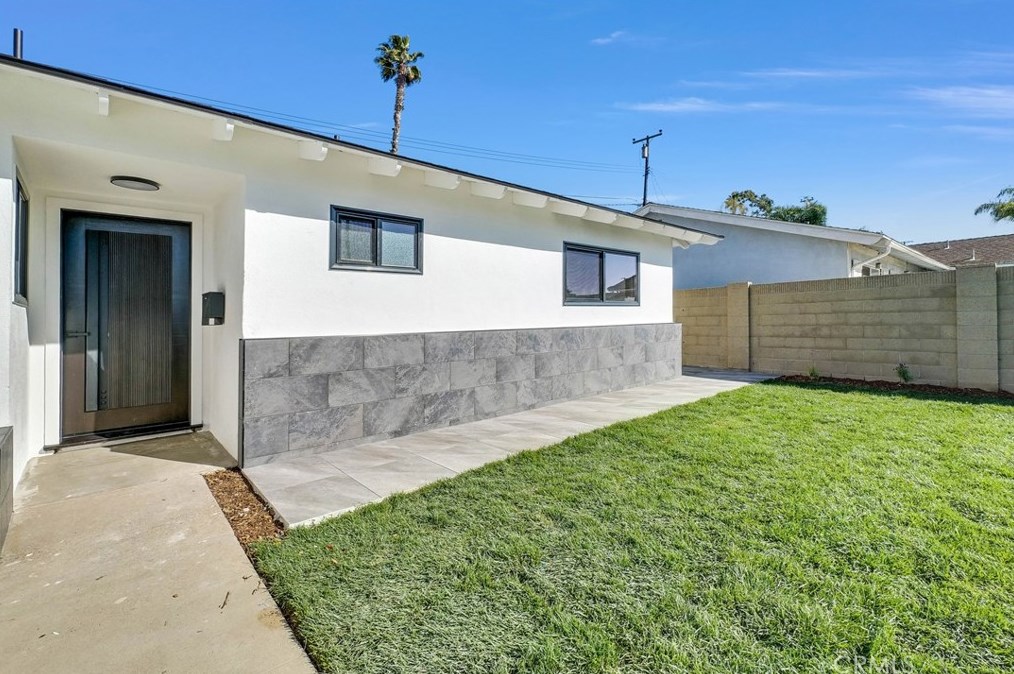 17662 Forest Ln, Huntington Beach CA  92647-7033 exterior