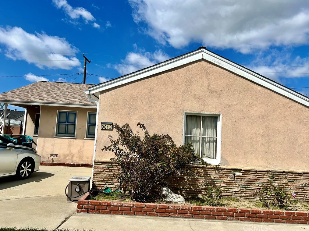 9013 Stoakes Ave, Downey, CA 90240-2328