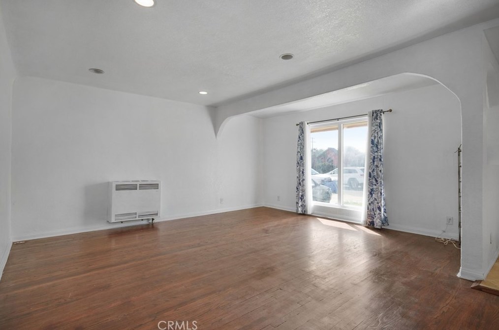 825 104th St, Los Angeles CA  90044-4407 exterior