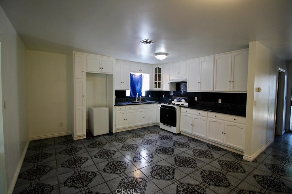 1924 Spring Garden St, Riverside CA  92507-2023 exterior