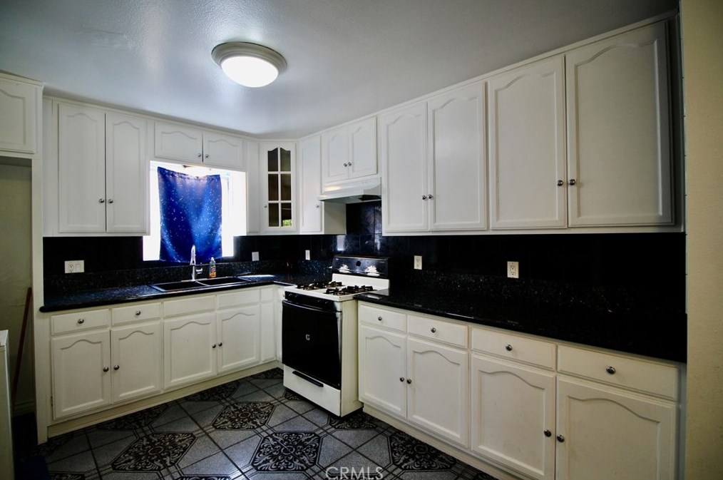 1924 Spring Garden St, Riverside CA  92507-2023 exterior