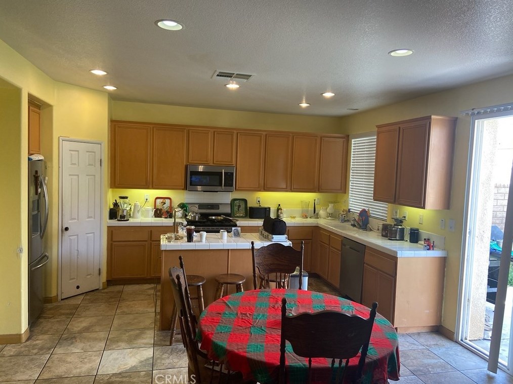 37839 Satinwood Ln, Palmdale, CA 93551-6989