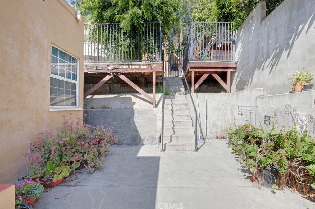 2001 Berkeley Ave, Los Angeles CA  90026-2987 exterior