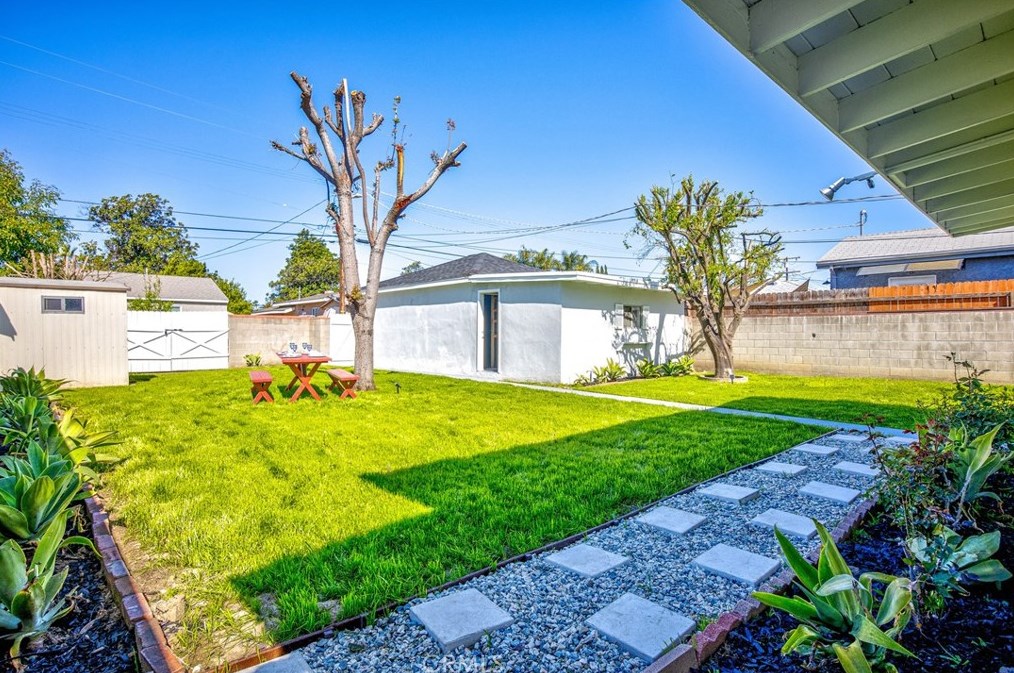 6621 Lindley Ave, Los Angeles CA  91335-5512 exterior