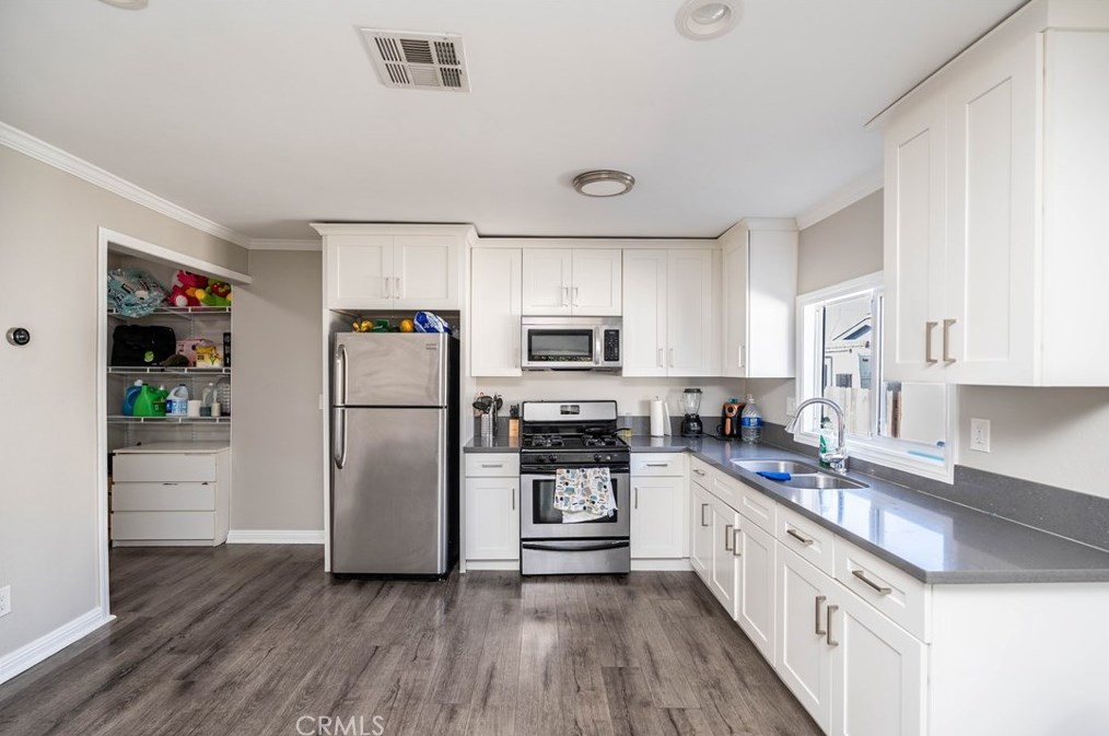 1406 108th St, Los Angeles CA  90047-4944 exterior