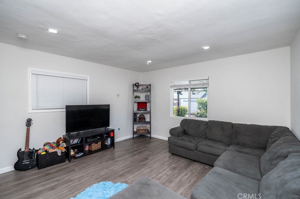 1406 108th St, Los Angeles CA  90047-4944 exterior