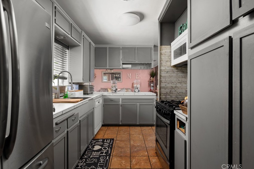 2401 Belvedere Ave, Bakersfield CA  93304-5431 exterior