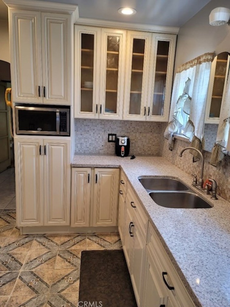 613 Sloan Ave, Compton, CA 90221-2827