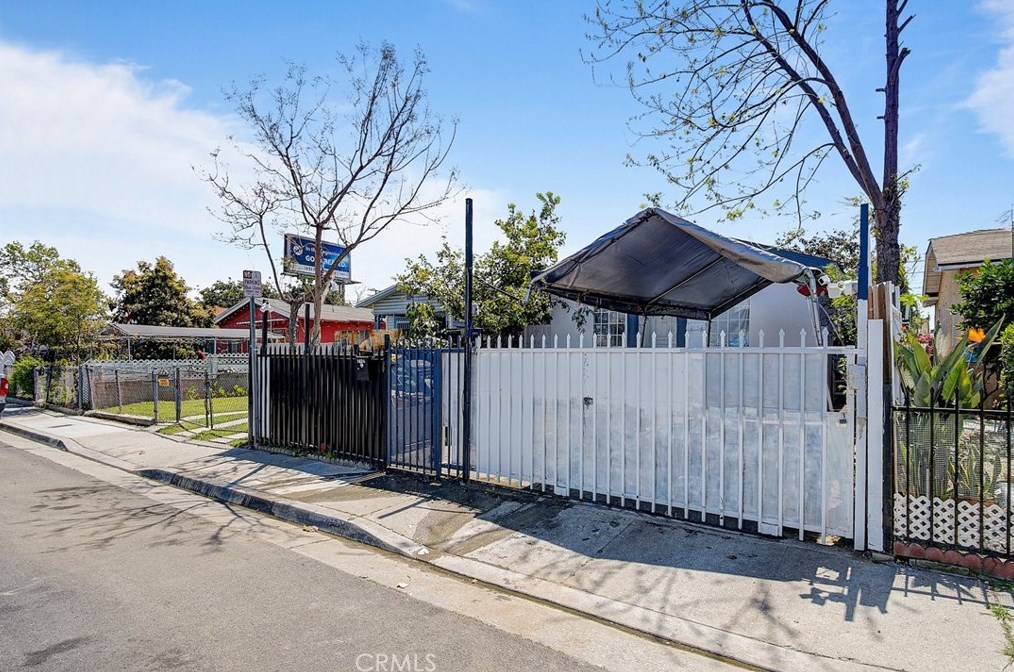 1426 99th St, Los Angeles, CA 90002-2817