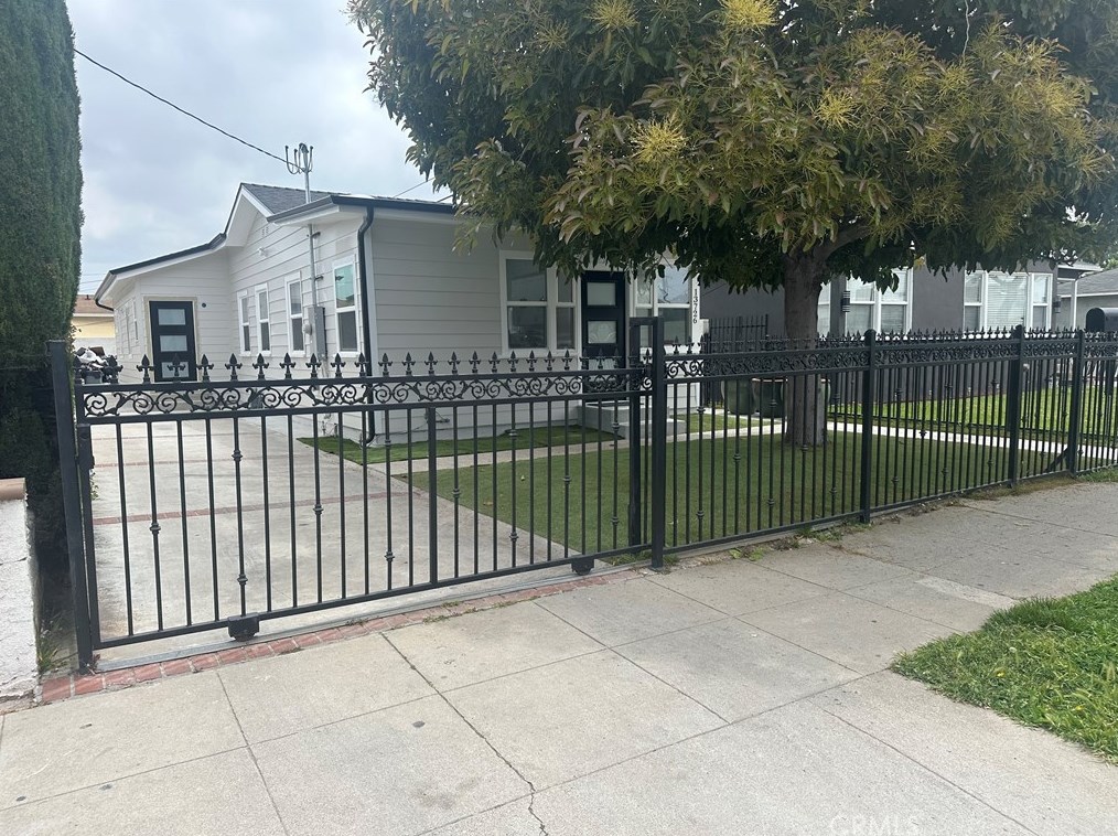 13726 Jefferson Ave, Hawthorne, CA 90250-7210