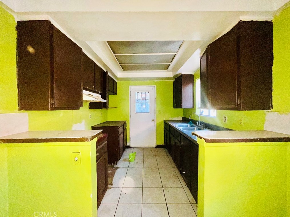 223 89th St, Los Angeles CA  90003-3705 exterior