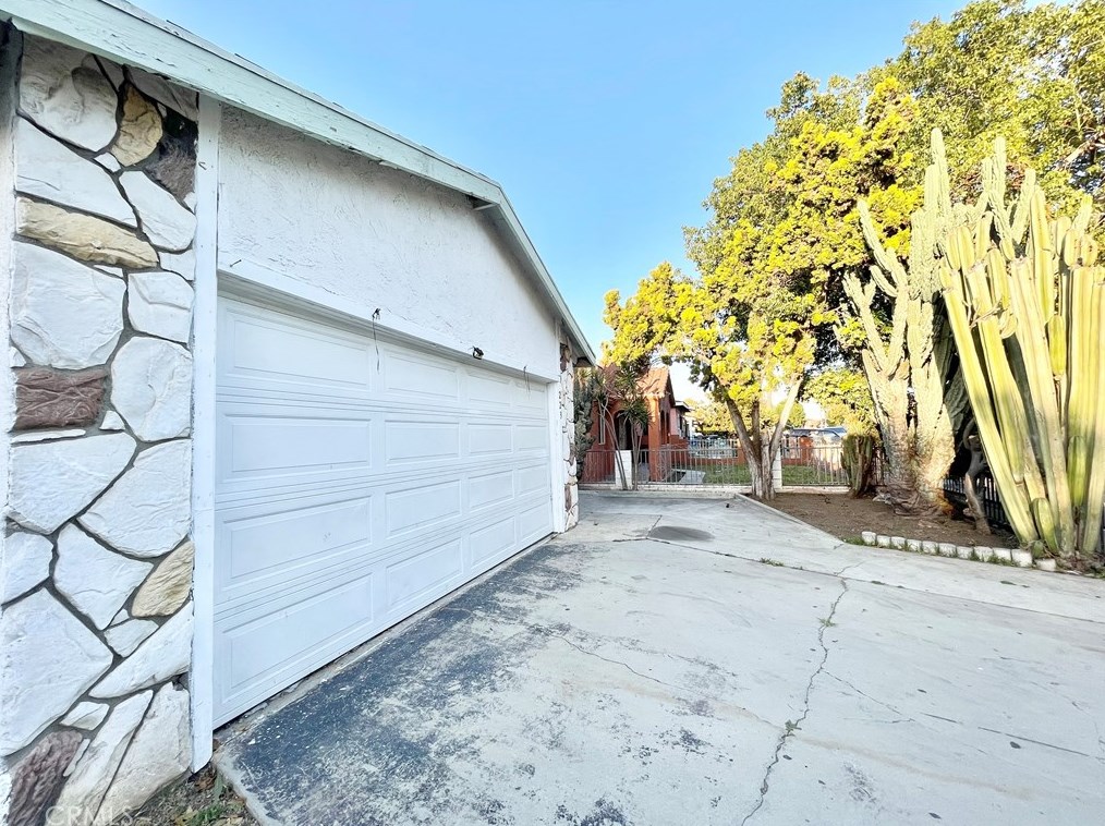 223 89th St, Los Angeles CA  90003-3705 exterior