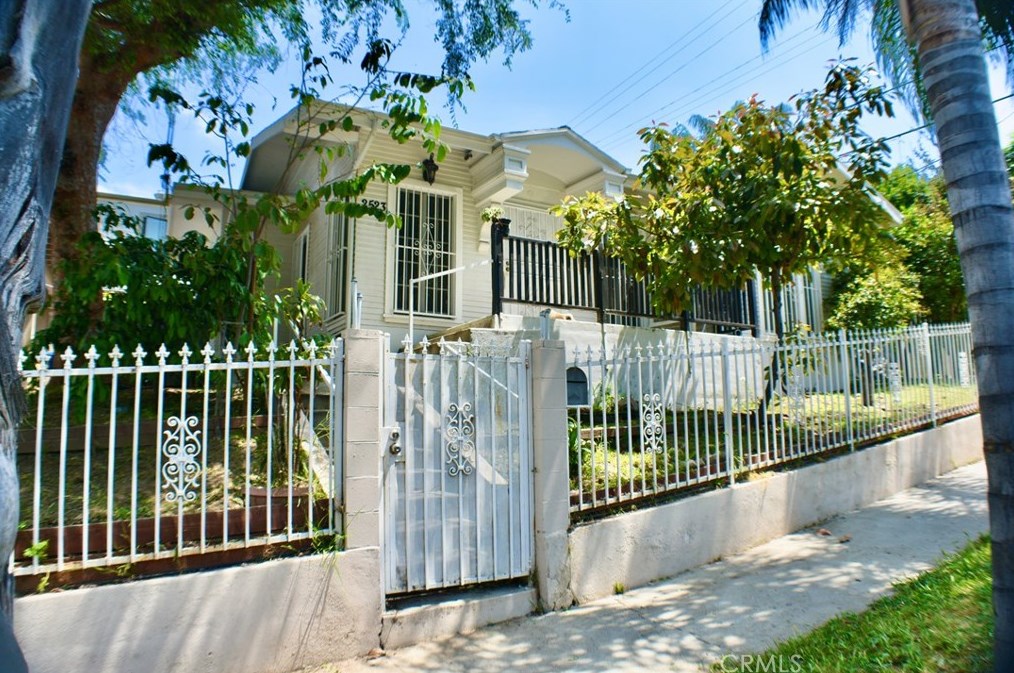 2523 2nd St, Los Angeles CA  90057-2004 exterior