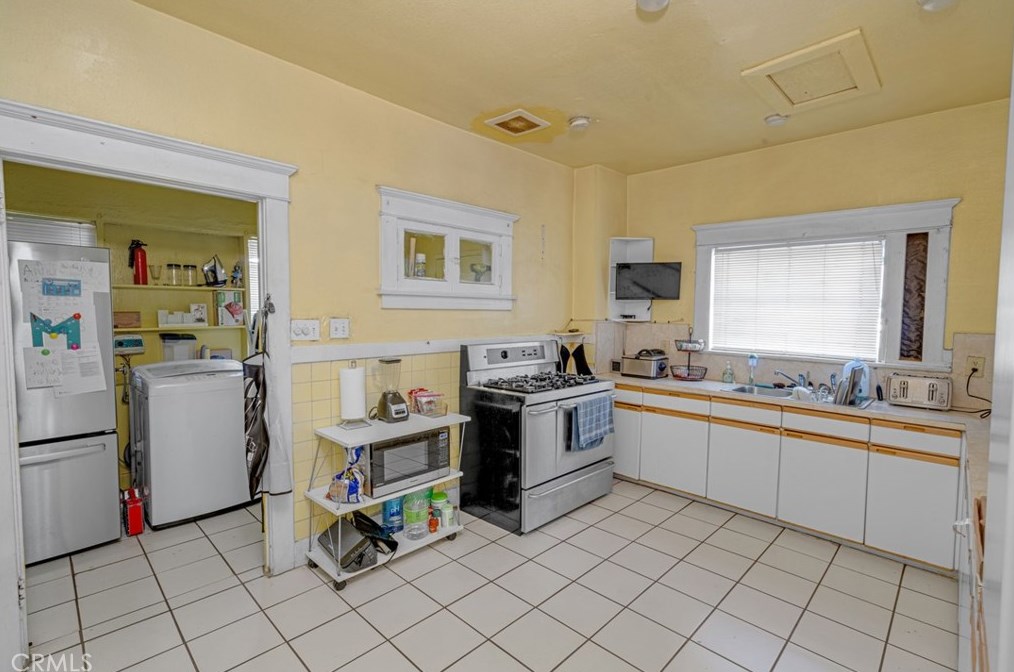 4323 Honduras St, Los Angeles CA  90011-3818 exterior