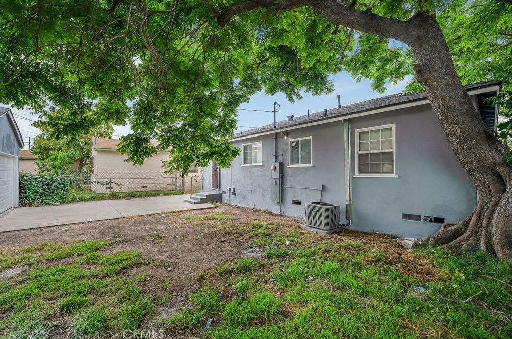 832 Century Blvd, Los Angeles CA  90044-4569 exterior