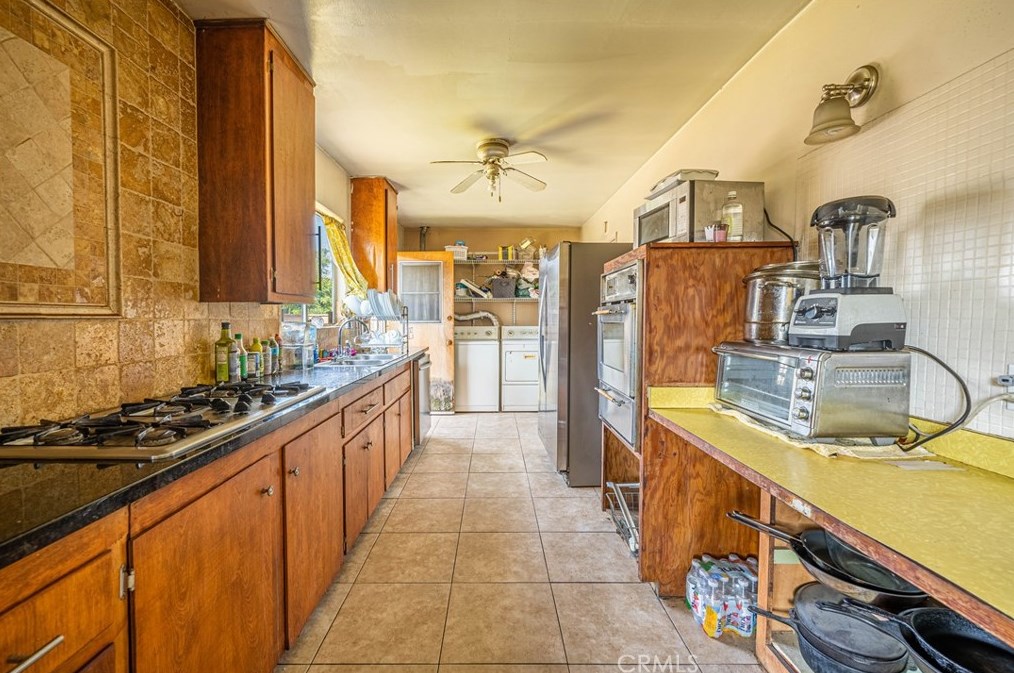 1821 Glenpark St, Pomona CA  91768-1223 exterior