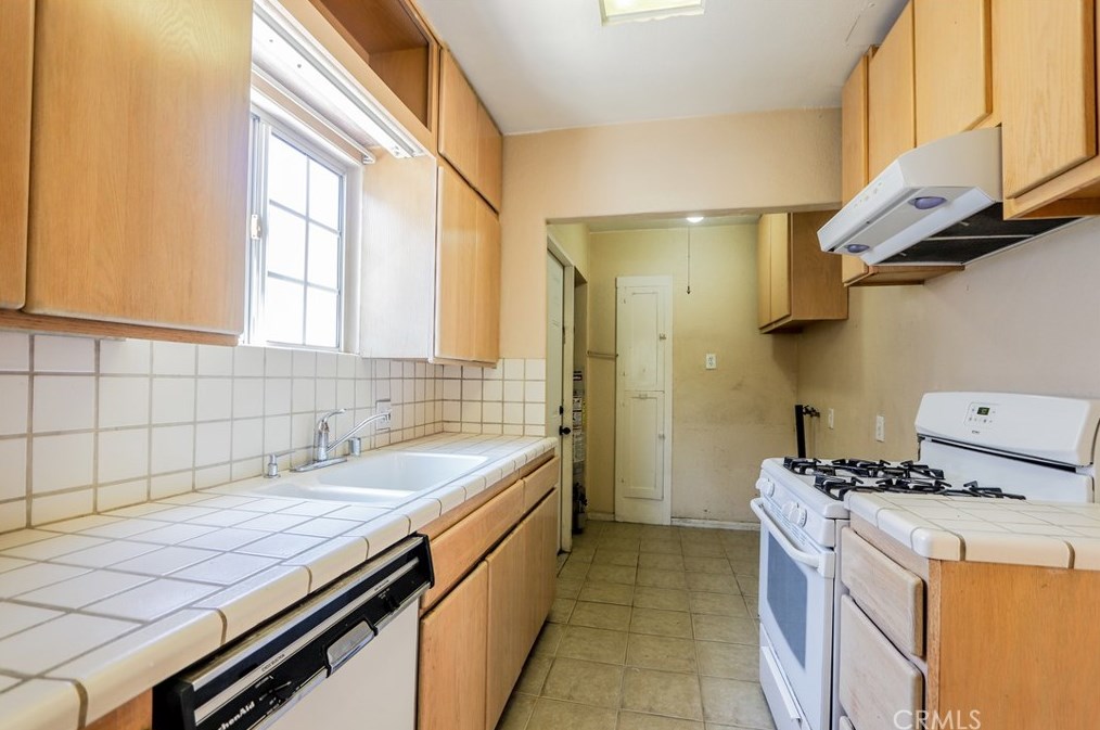 6545 Gaviota Ave, Long Beach CA  90805-2524 exterior