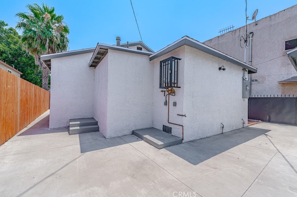 857 42nd St, Los Angeles CA  90011-3061 exterior