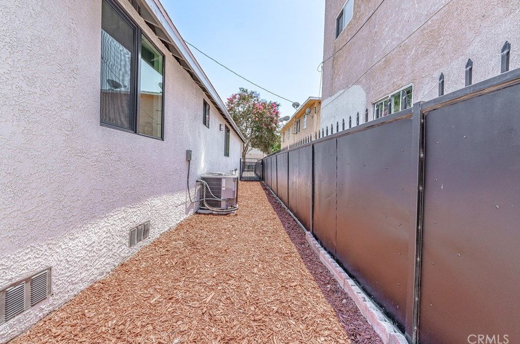 857 42nd St, Los Angeles CA  90011-3061 exterior