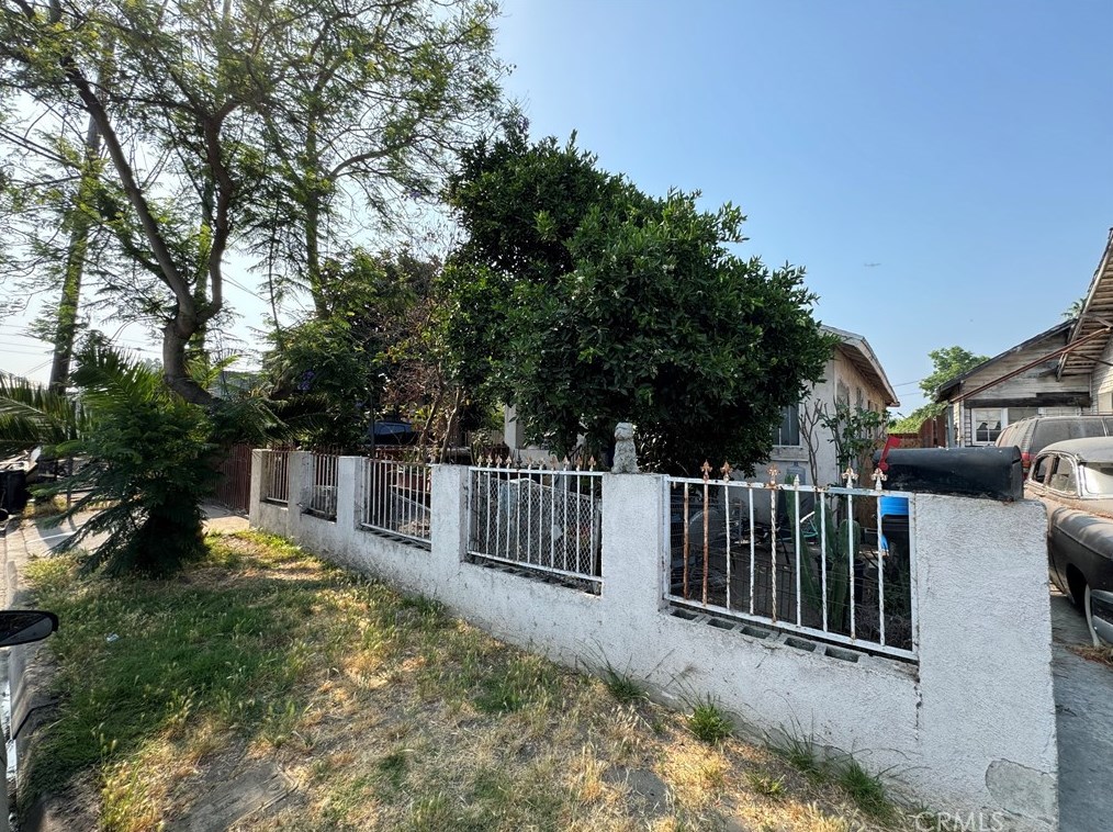 1672 76th St, Los Angeles, CA 90001-2629