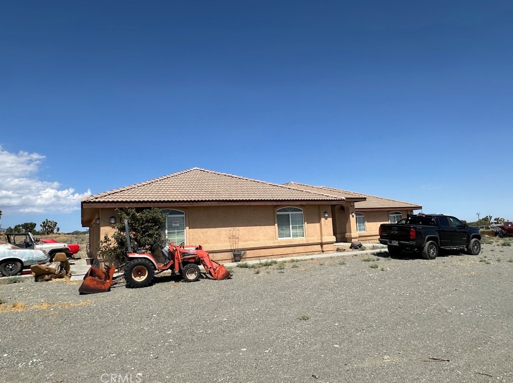 3282 Coyote Rd, Phelan, CA 92371