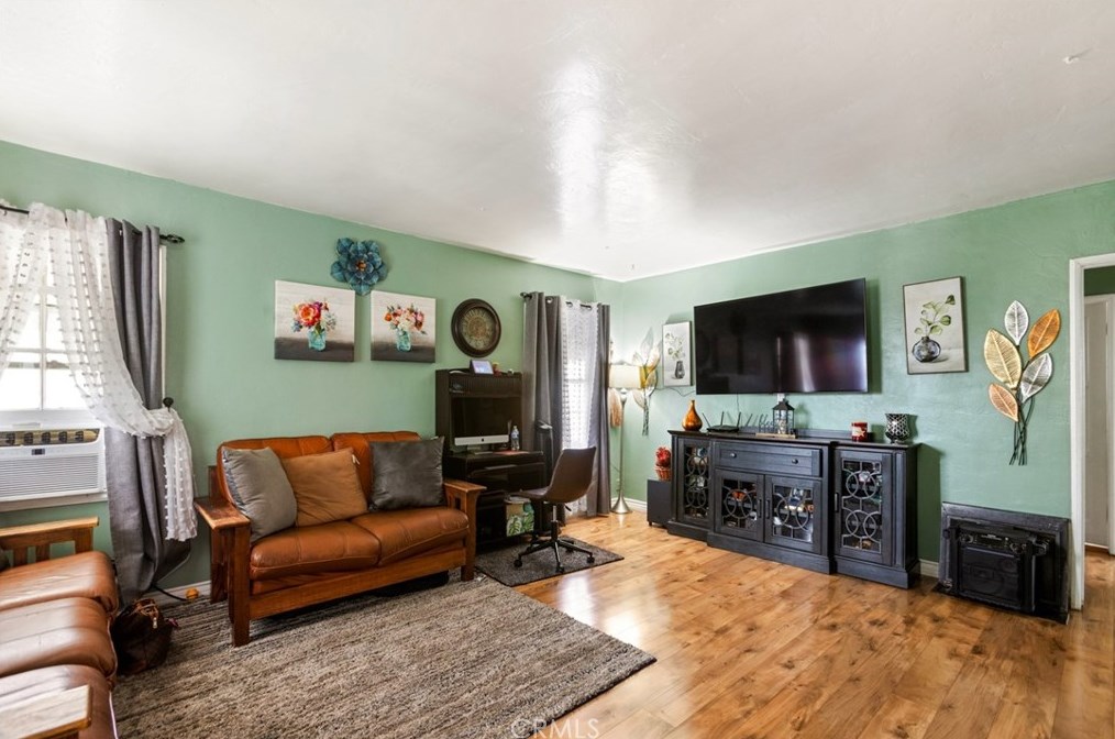 1725 55th St, Long Beach CA  90805-5318 exterior