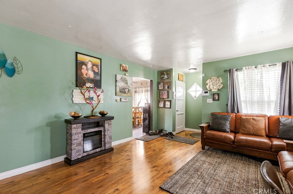 1725 55th St, Long Beach CA  90805-5318 exterior