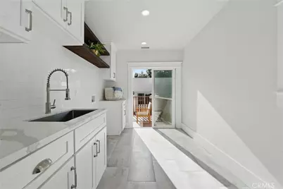 2111 S Bronson Ave, Los Angeles, CA 90018 - Photo 22