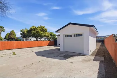 910 E 107th Street, Los Angeles, CA 90002 - Photo 6