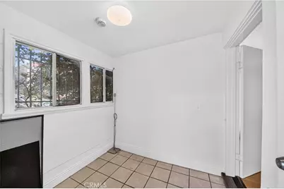 139 S Manhattan, Los Angeles, CA 90004 - Photo 6