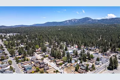 906 W Country Club Boulevard, Big Bear City, CA 92314 - Photo 32