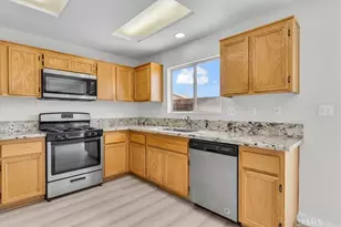 13498 Merry Oaks St, Victorville, CA 92392 - Photo 8