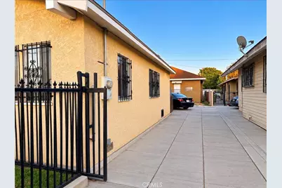 4267 Menlo, Los Angeles, CA 90037 - Photo 2