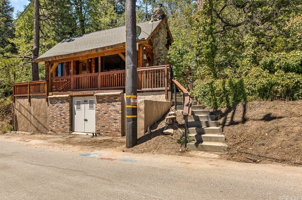 2410 Secret Dr, Running Springs, CA