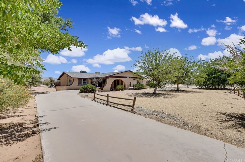 14845 Dakota Rd, Apple Valley, CA 92307-3511