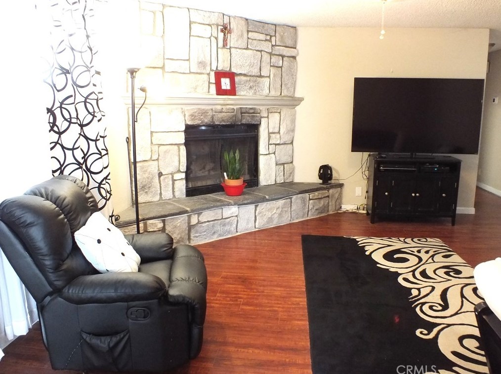 13036 Algonquin Rd, Apple Valley, CA 92308-6404