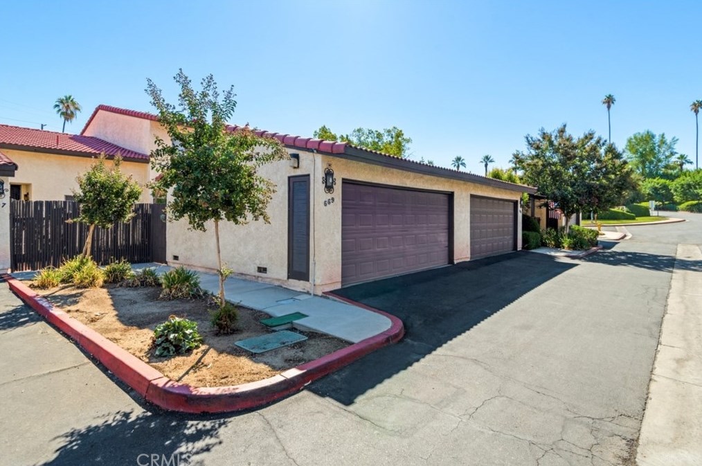 669 Palm Ave, Redlands, CA 92373-5829
